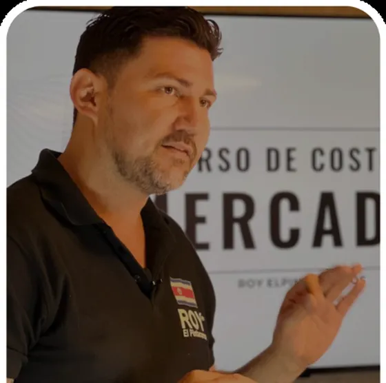 Roy El Pinta Carros explicando una clase frente a la pantalla